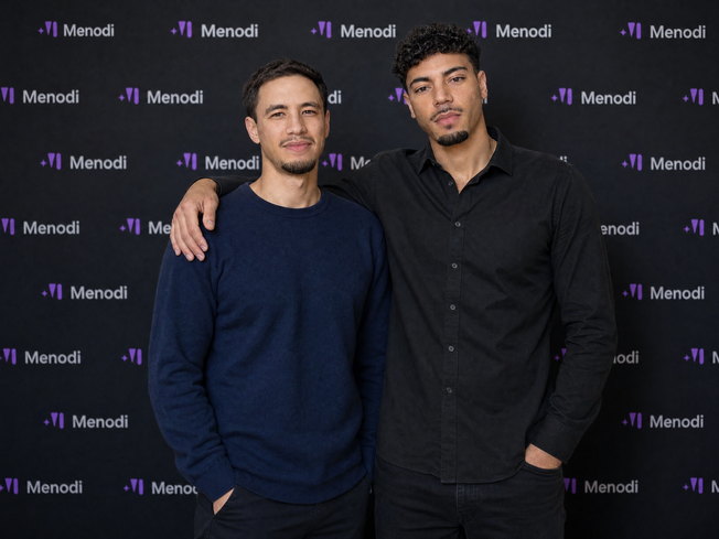 Youcef Mahi och Jakob Lindén framför Menodis pressvägg